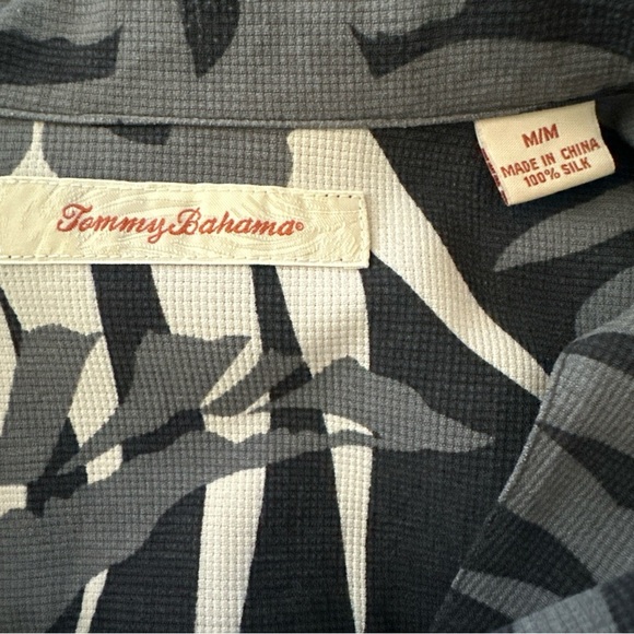 Tommy Bahama Men's Medium 100% Silk Button Down Hawaiian Shirt Floral Black Gray - Picture 8 of 12